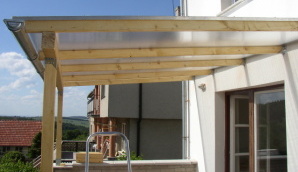 Stavba dřevěného přístřešku na terase 01