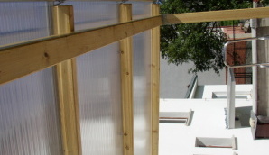 Stavba dřevěného přístřešku na terase 03