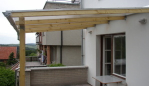 Stavba dřevěného přístřešku na terase 04